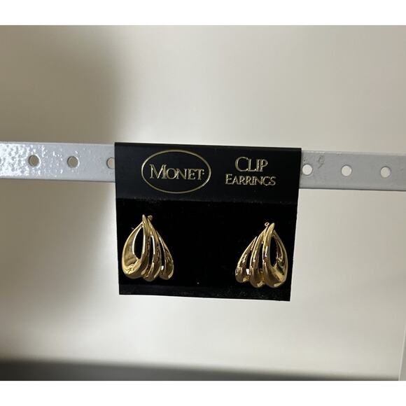 Cute Pair Of Gold Tone Monet Clip On Earrings - Picture 1 of 3